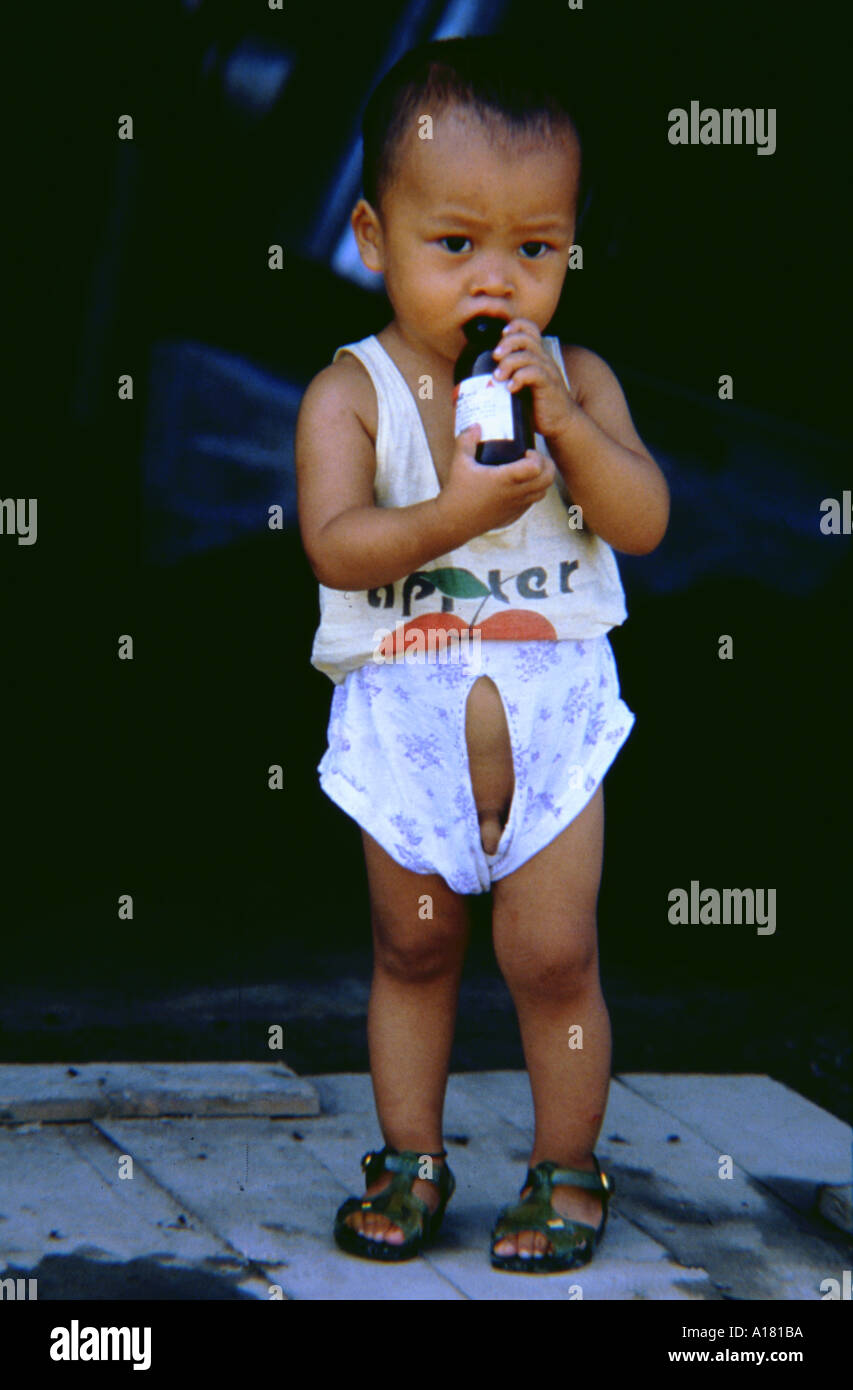 Cina Pechino bambino bere pene appendere fuori Foto stock - Alamy