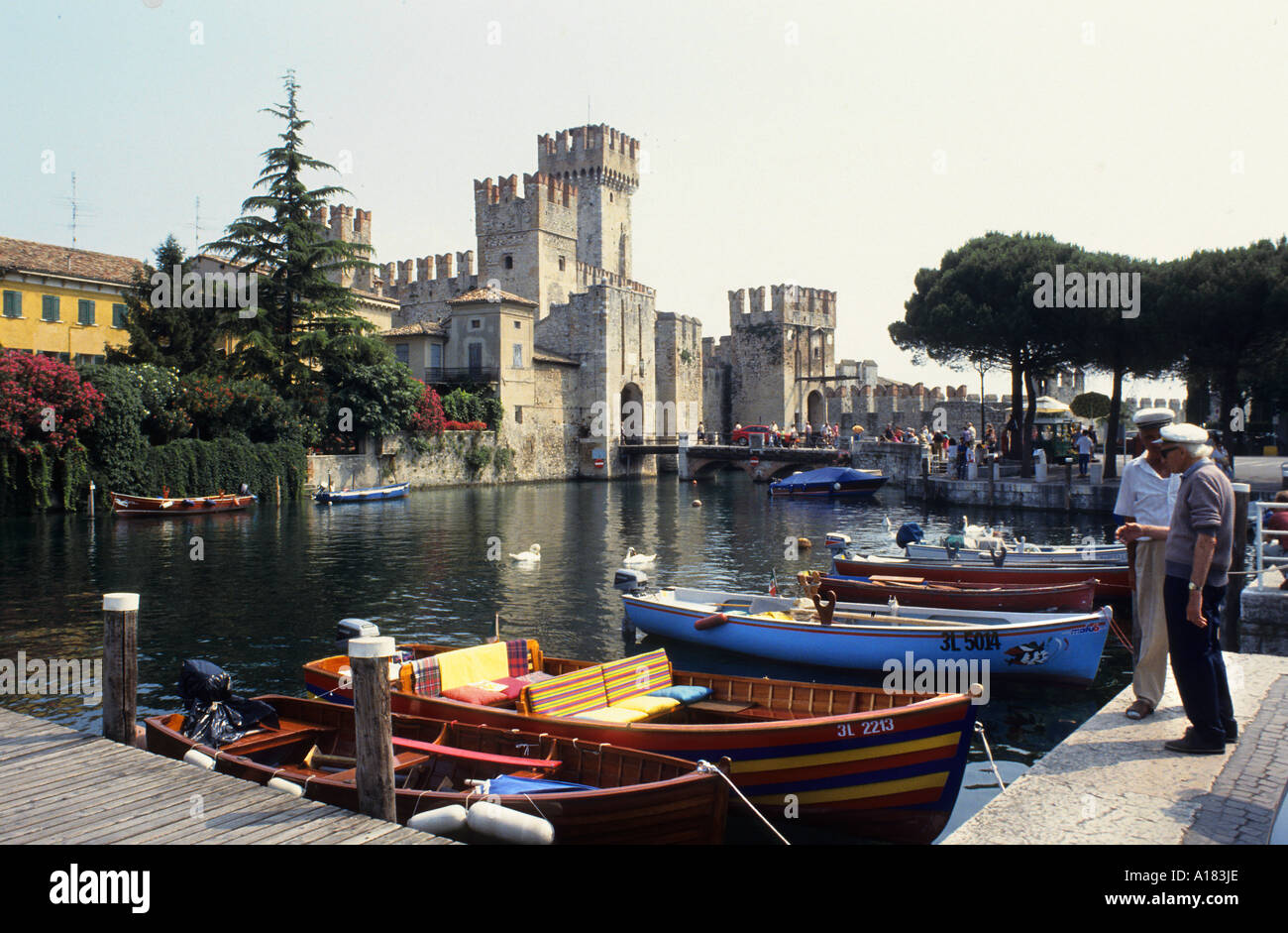 Barche ormeggiate nel porto a Sirmione sul Lago di Garda Lombardia Foto Stock