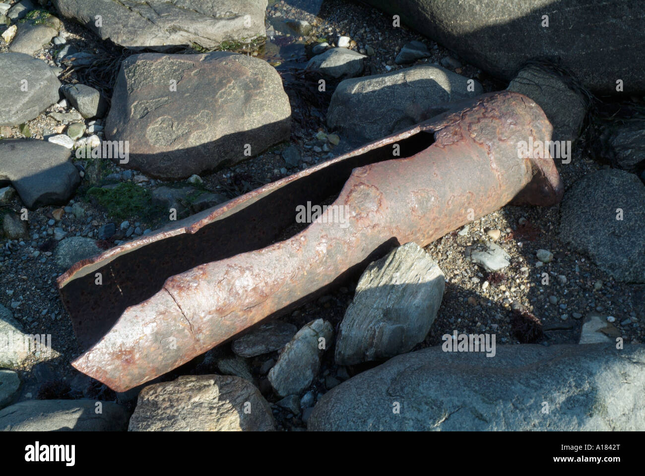 I resti di un vecchio tubo arrugginito sul litorale di Fort Dearborn che è un antico fortilizio militare situato in Rye New Hampshire. Foto Stock