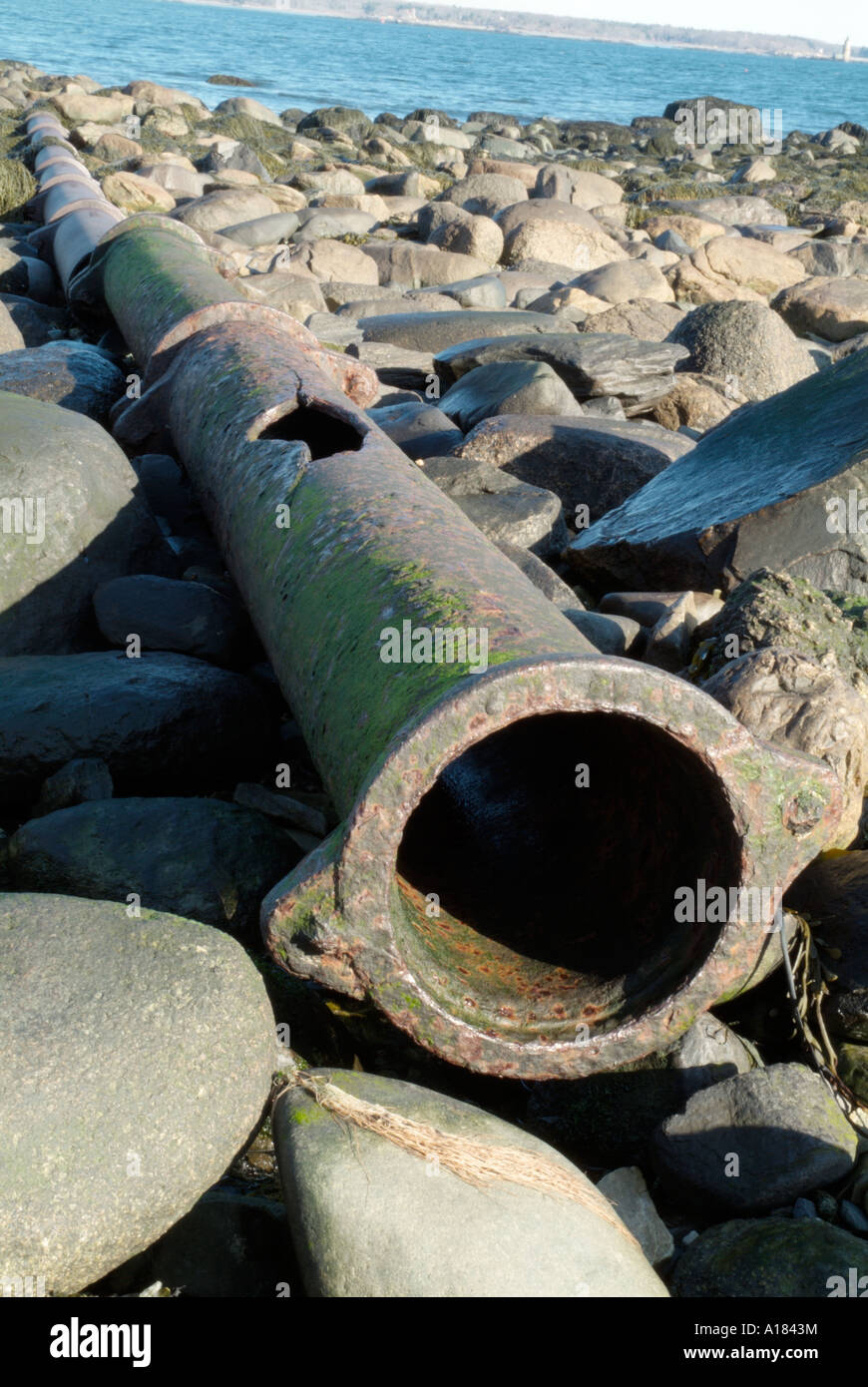 I resti di un vecchio tubo arrugginito sul litorale di Fort Dearborn che è un antico fortilizio militare situato in Rye New Hampshire. Foto Stock
