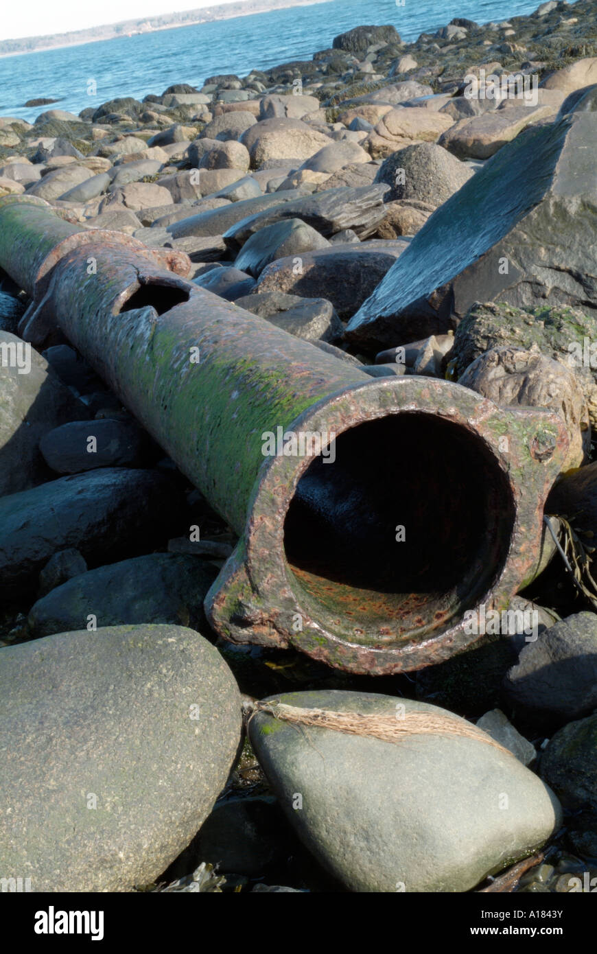 I resti di un vecchio tubo arrugginito sul litorale di Fort Dearborn che è un antico fortilizio militare situato in Rye New Hampshire. Foto Stock