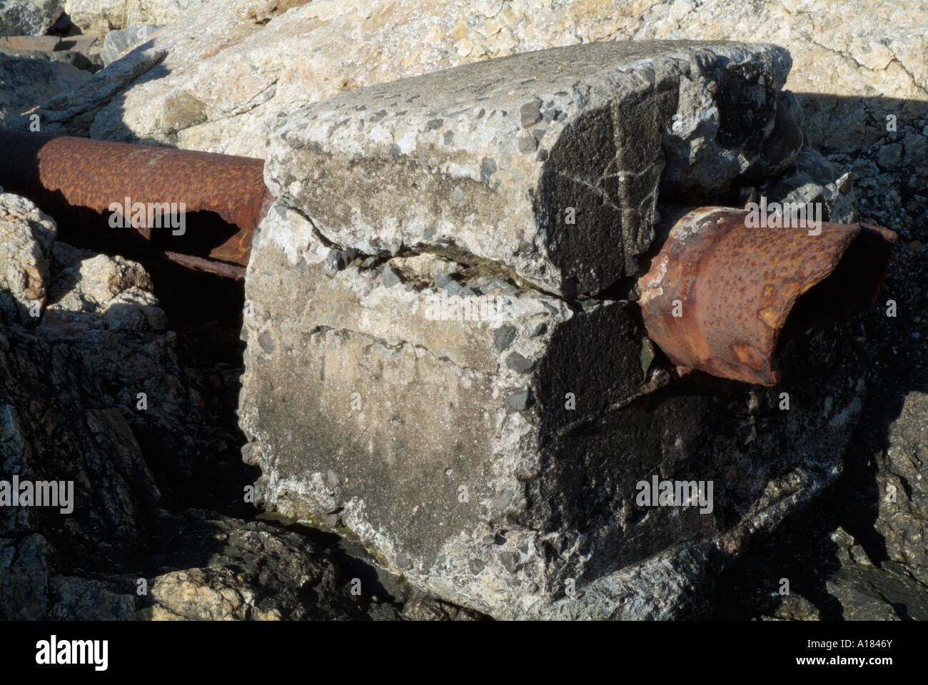 I resti di un vecchio tubo arrugginito sul litorale di Fort Dearborn che è un antico fortilizio militare situato in Rye New Hampshire. Foto Stock