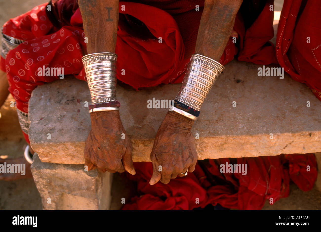 Dettaglio della donna s mani con argento bracciali Jodhpur Rajasthan India Robert Harding Foto Stock