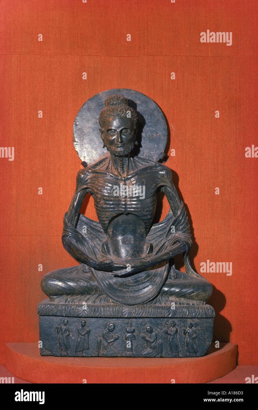 Statua del digiuno o emaciato Buddha nel Museo a Lahore in Pakistan Asia R Harding Foto Stock