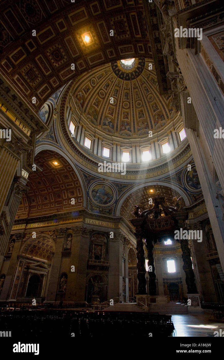 Basilica di San Pietro interno con la cupola e il baldacchino bronzeo del Bernini oltre la papal altare maggiore il Vaticano Roma Italia Foto Stock