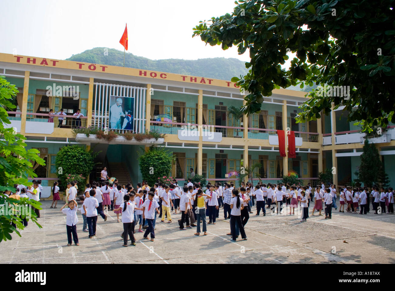 2007 ragazzi che giocano sulla Scuola Elementare Parco Giochi Cat Ba Town Cat Ba Island Halong Bay Vietnam Foto Stock