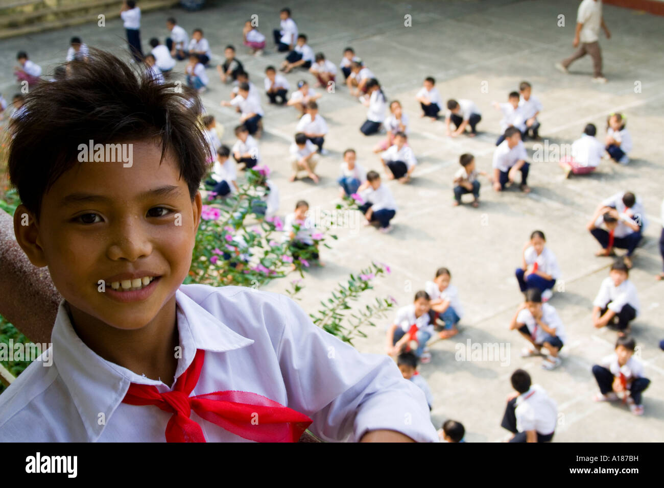 2007 bambini esercizio prima della scuola classi iniziano Cat Ba Town Cat Ba Island Halong Bay Vietnam Foto Stock