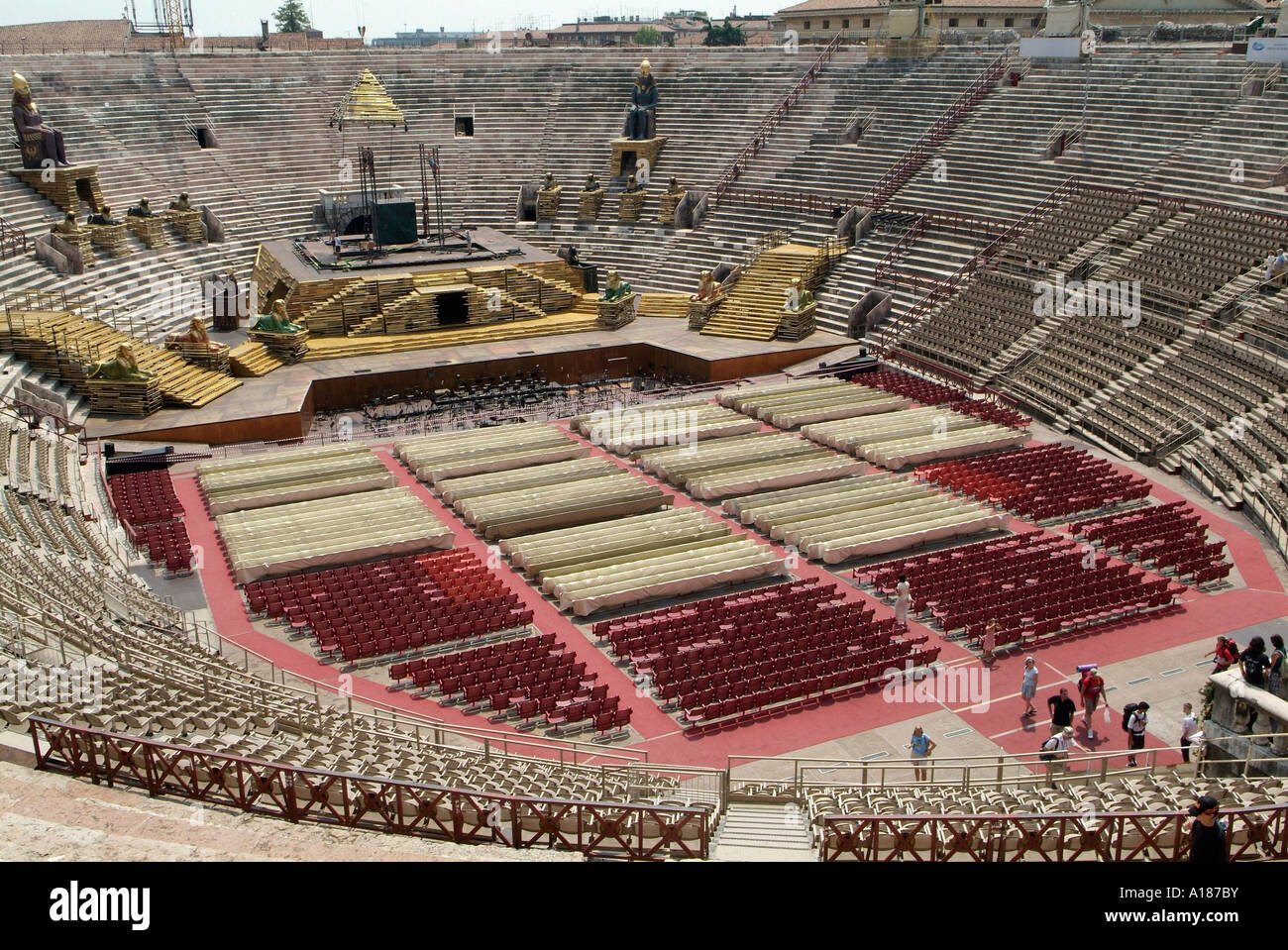 Il stadio romano a Verona Italia utilizzato come un open air Opera venue  con posti a sedere per più di 20 000 Foto stock - Alamy