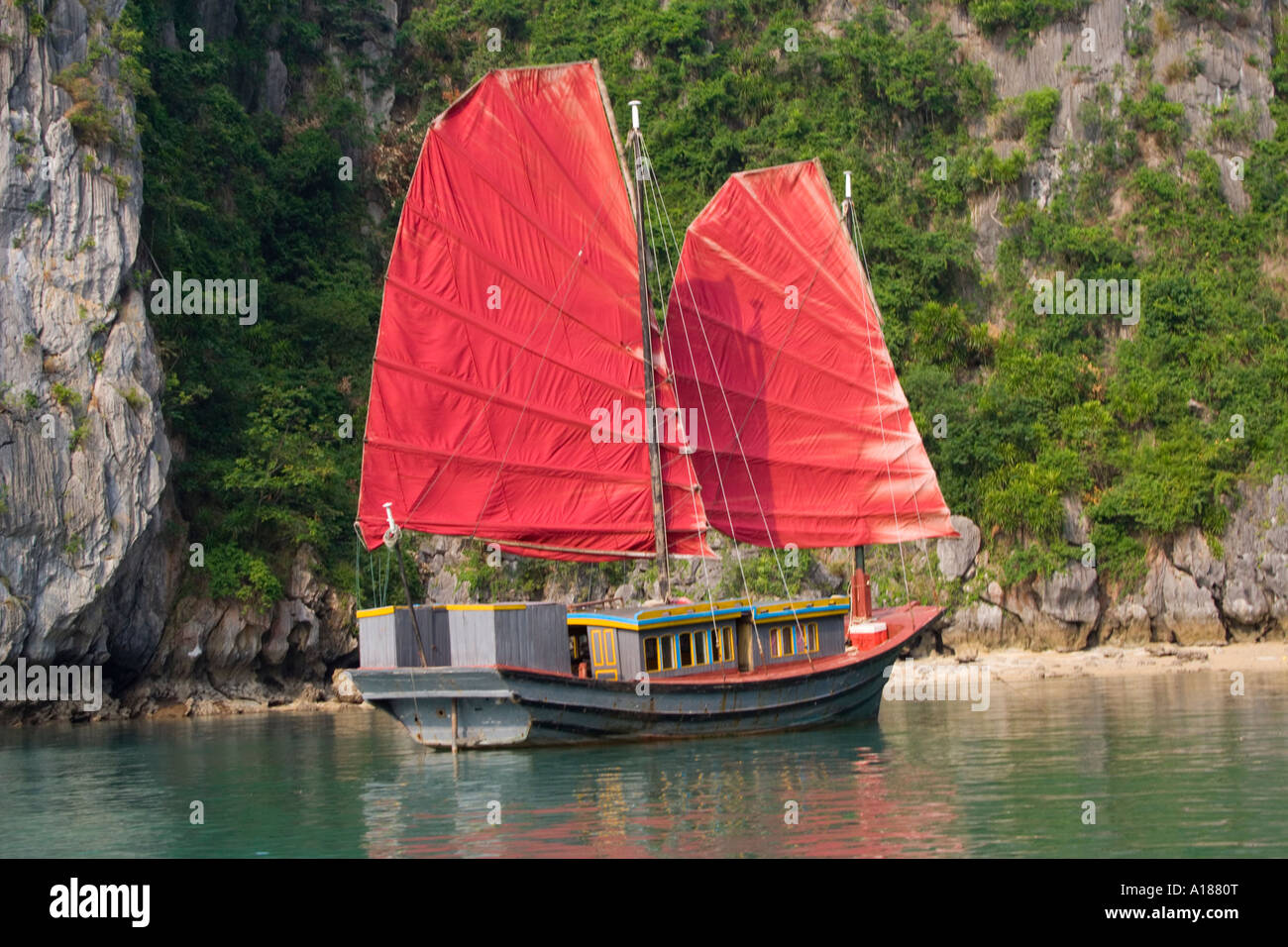 Tradizionale vietnamita indesiderata di vela Set contro il calcare montagne carsiche la Baia di Ha Long Vietnam Foto Stock