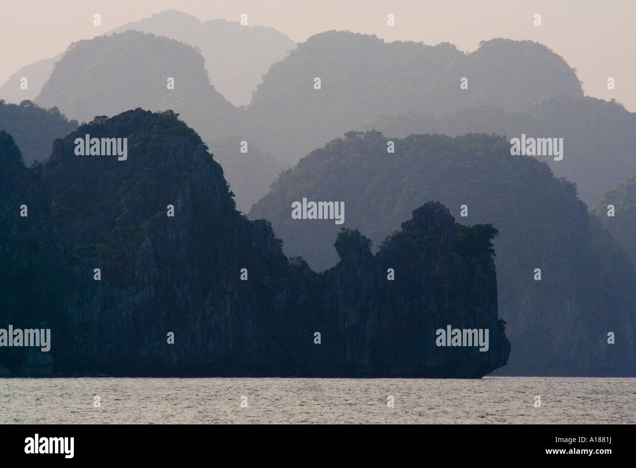 2007 strati di calcare Silhouettes di montagna Halong Bay Vietnam Foto Stock