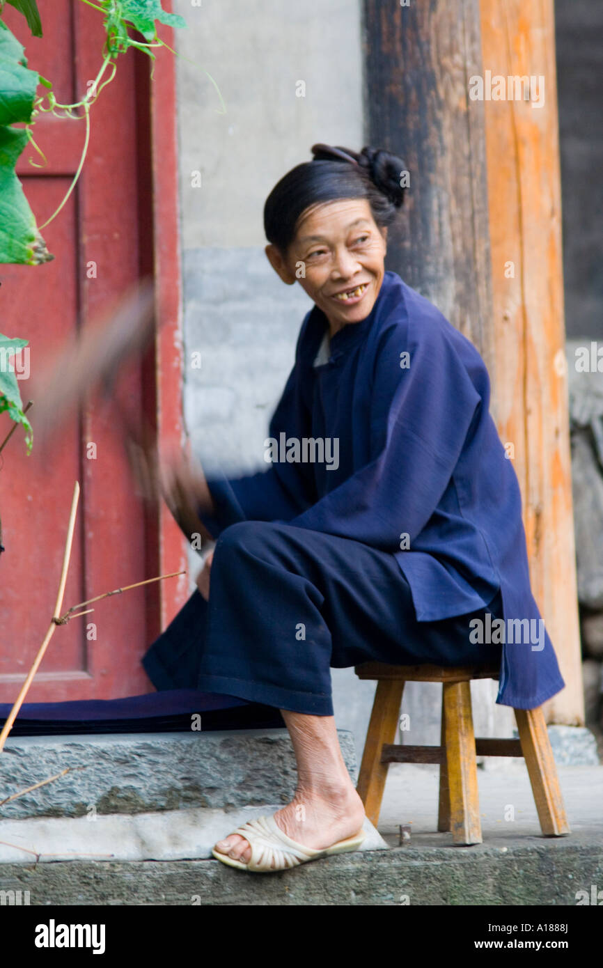 Donna di martellamento colorante indaco in panno nel Dong minoranza etnica cittadina di Zhaoxing Cina Foto Stock