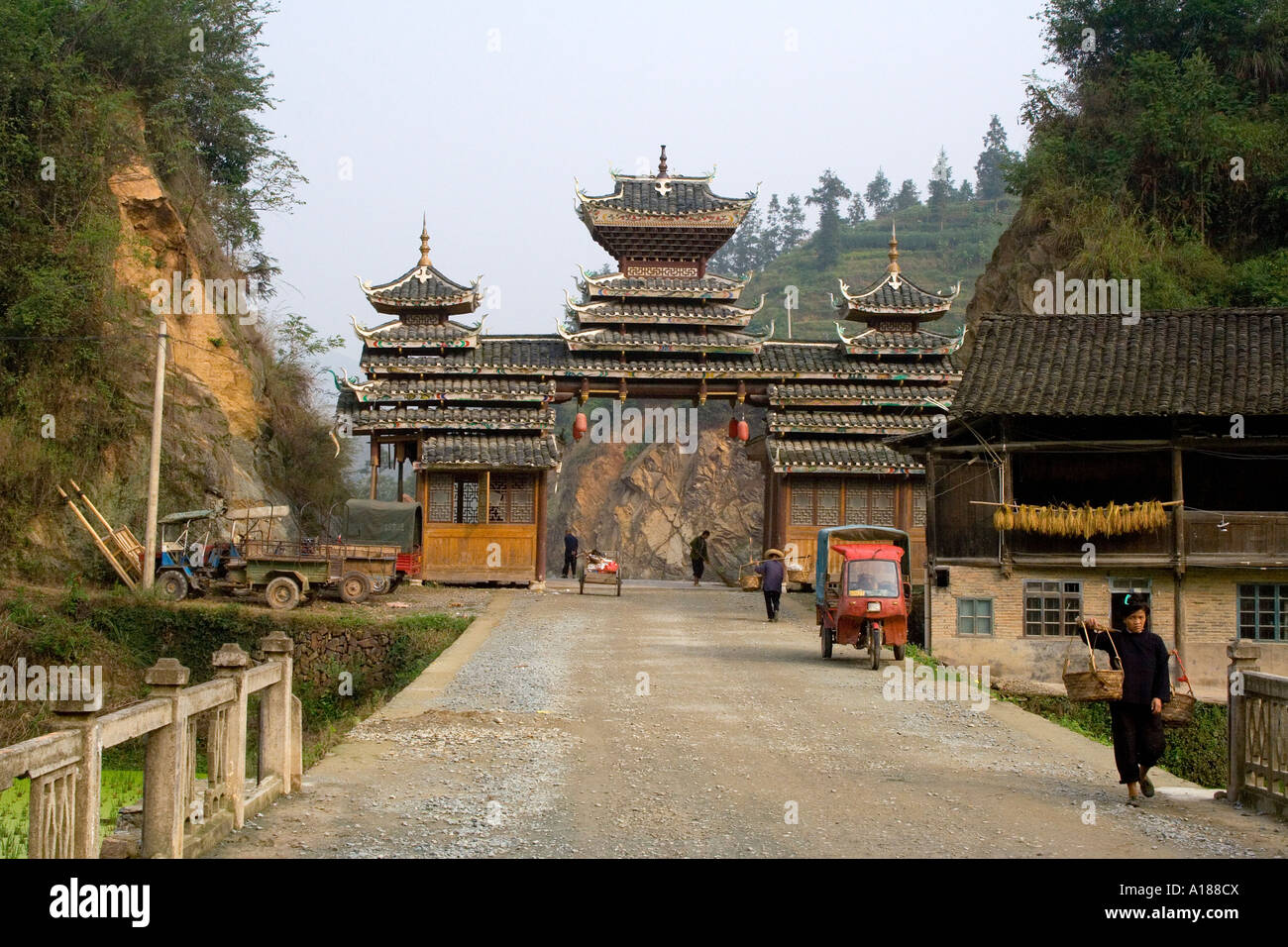 Cancello principale nella minoranza etnica Dong città di Zhaoxing Cina Foto Stock