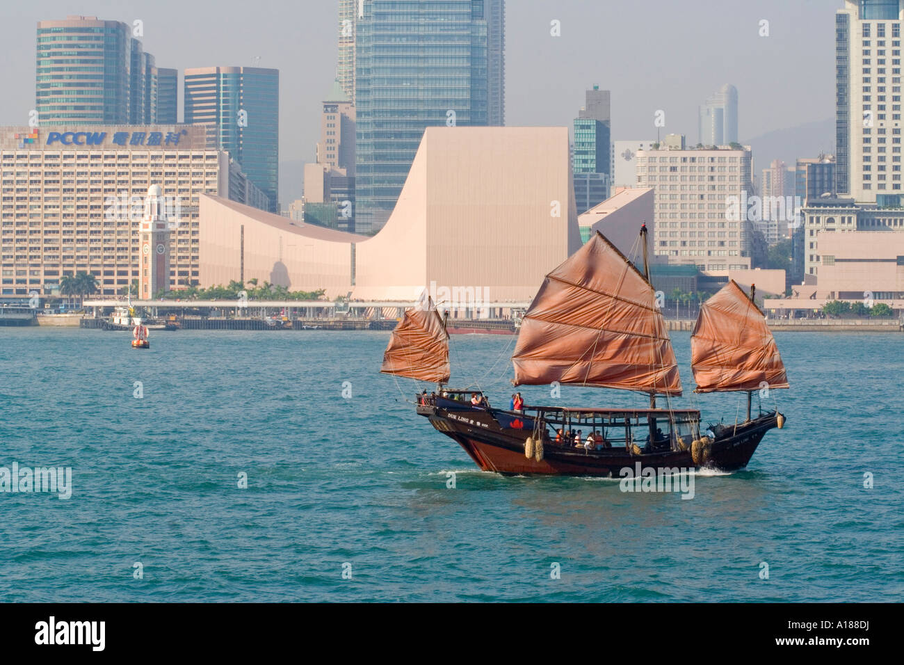 Duk Ling, vecchia barca a vela di posta indesiderata, Victoria Harbour Hong Kong Foto Stock