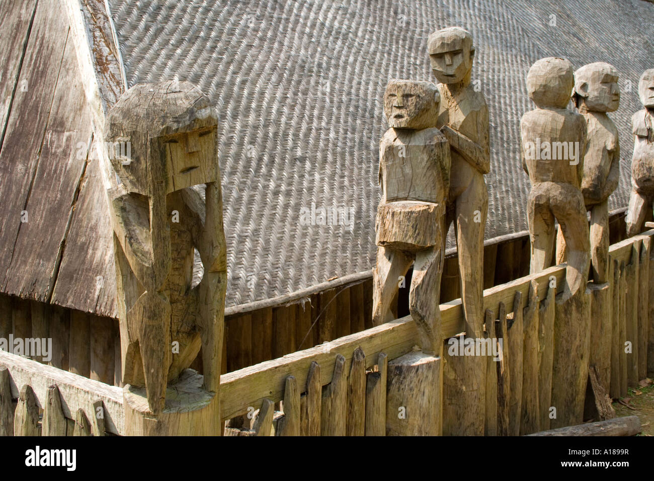 2007 statue scolpite in legno dalla minoranza etnica tribù Vietnam Museo di Etnologia Hanoi Vietnam Foto Stock