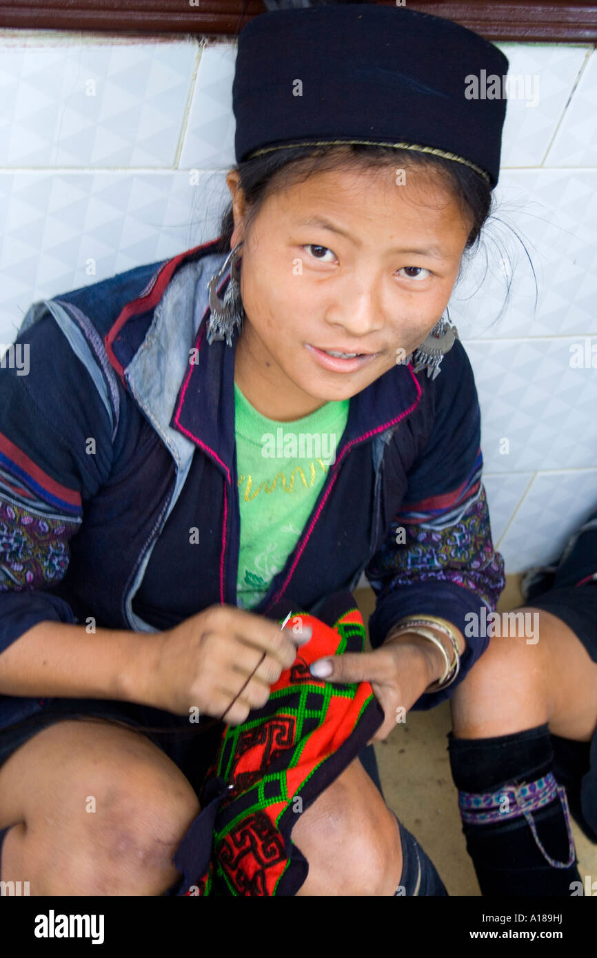 Ragazza Hmong in abiti tradizionali cucire a mano Sapa Vietnam Foto Stock