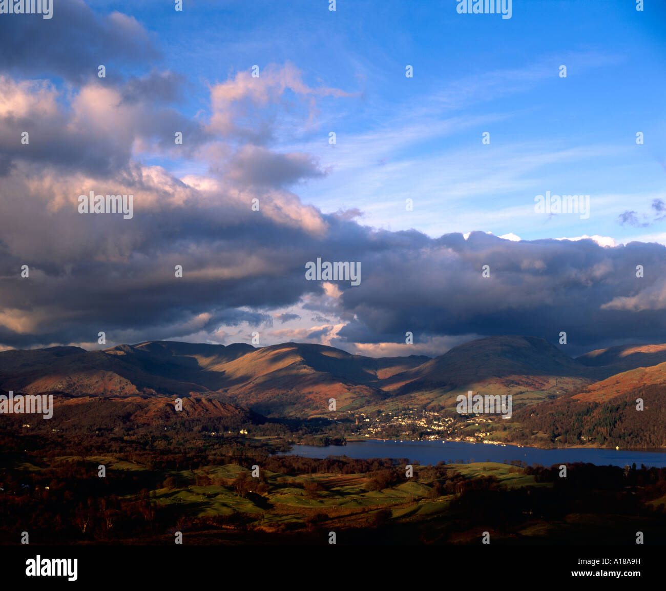 Vista di Ambleside, Lake District, Cumbria, Regno Unito attraverso il lago di Windermere dal vertice di Latterbarrow tardo pomeriggio in autunno Foto Stock