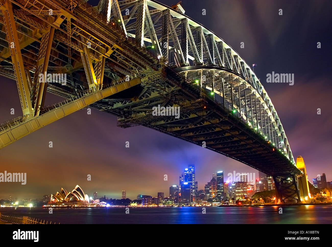 Il Ponte del Porto di Sydney e il Sydney skyline compresa la Sydney Opera House su una bella e chiara Australian notte d'estate. Foto Stock