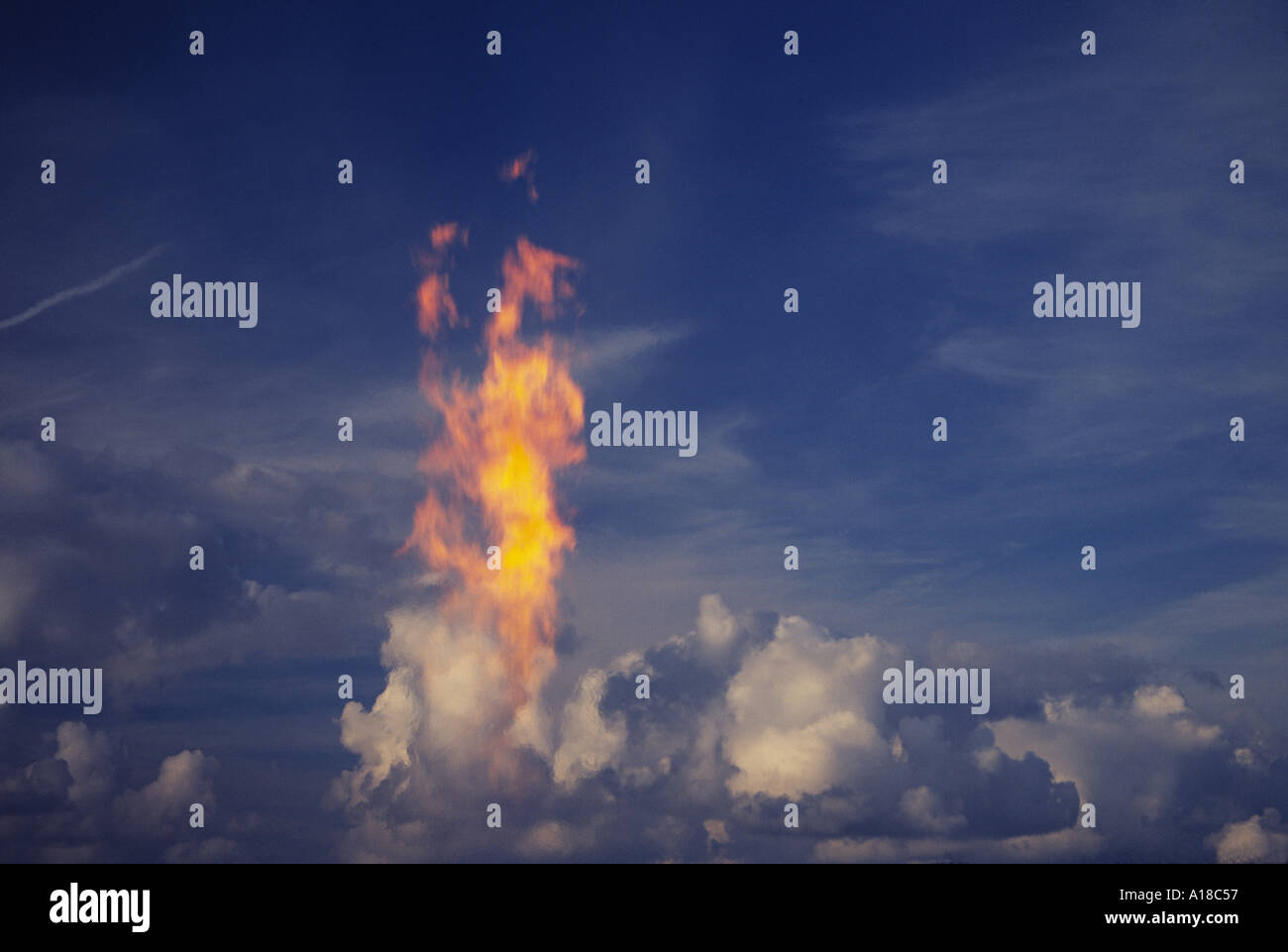 Il fuoco nel cielo bruciare gas in atmosfera mostra il riscaldamento globale simbolica Foto Stock