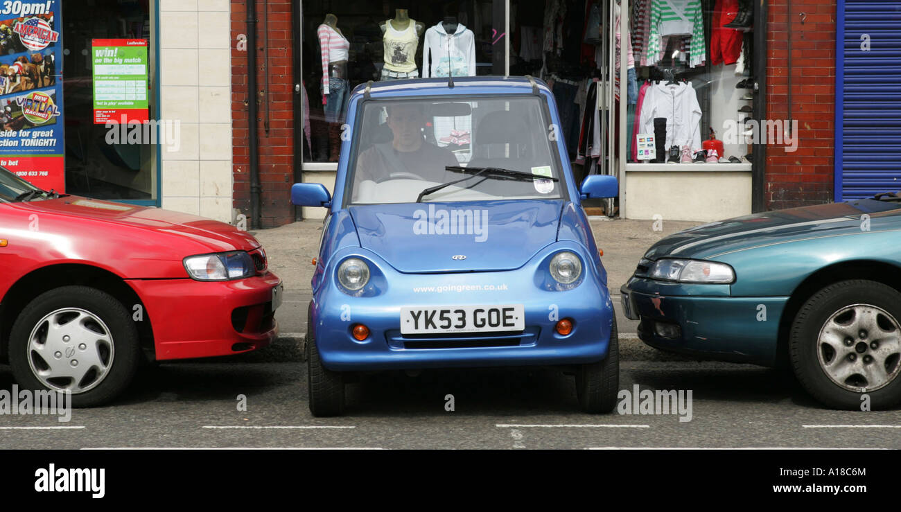 G Wiz elettrico auto parcheggiata in un piccolo spazio Foto Stock