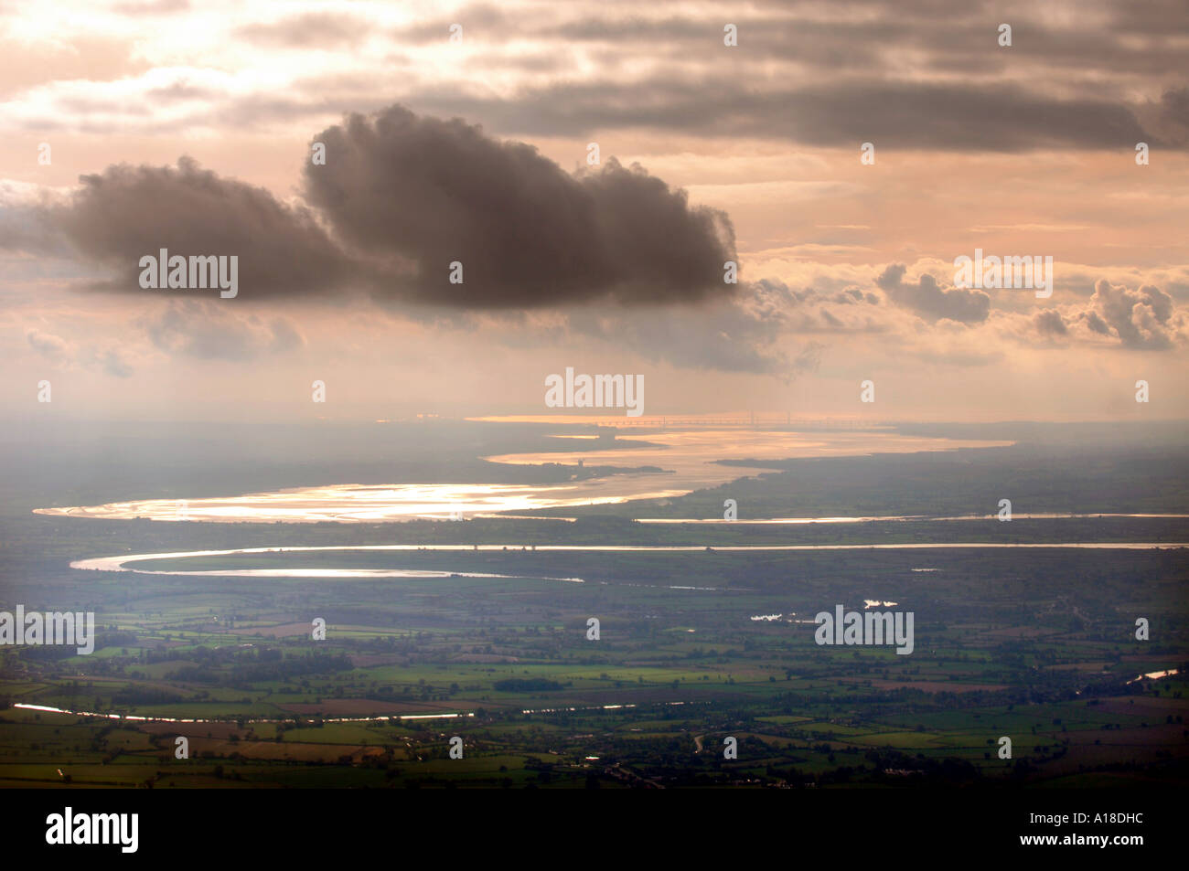 Vista aerea del fiume Severn nel Gloucestershire come teste a sud verso il canale di Bristol Foto Stock