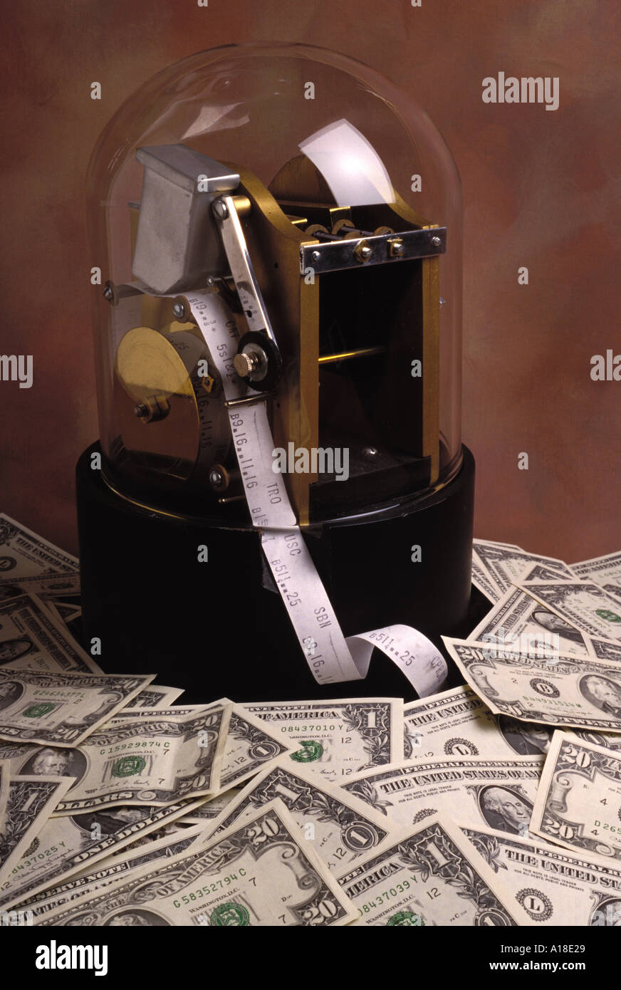 Ticker tape macchina e pila di dollari Foto Stock
