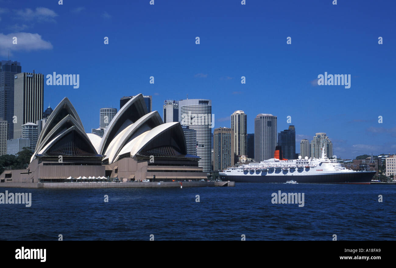 Sydney Opera House e la QE2 Foto Stock