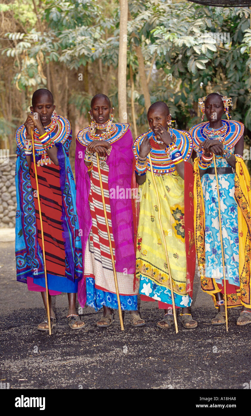 Massai, donne che danzano, Kenia Masai Mara NP. Foto Stock