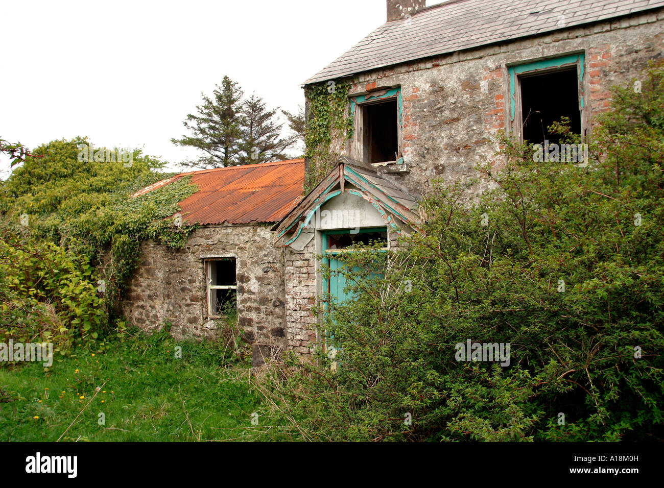 Irlanda del Nord nella contea di Antrim casale abbandonato diventando derelitti Foto Stock