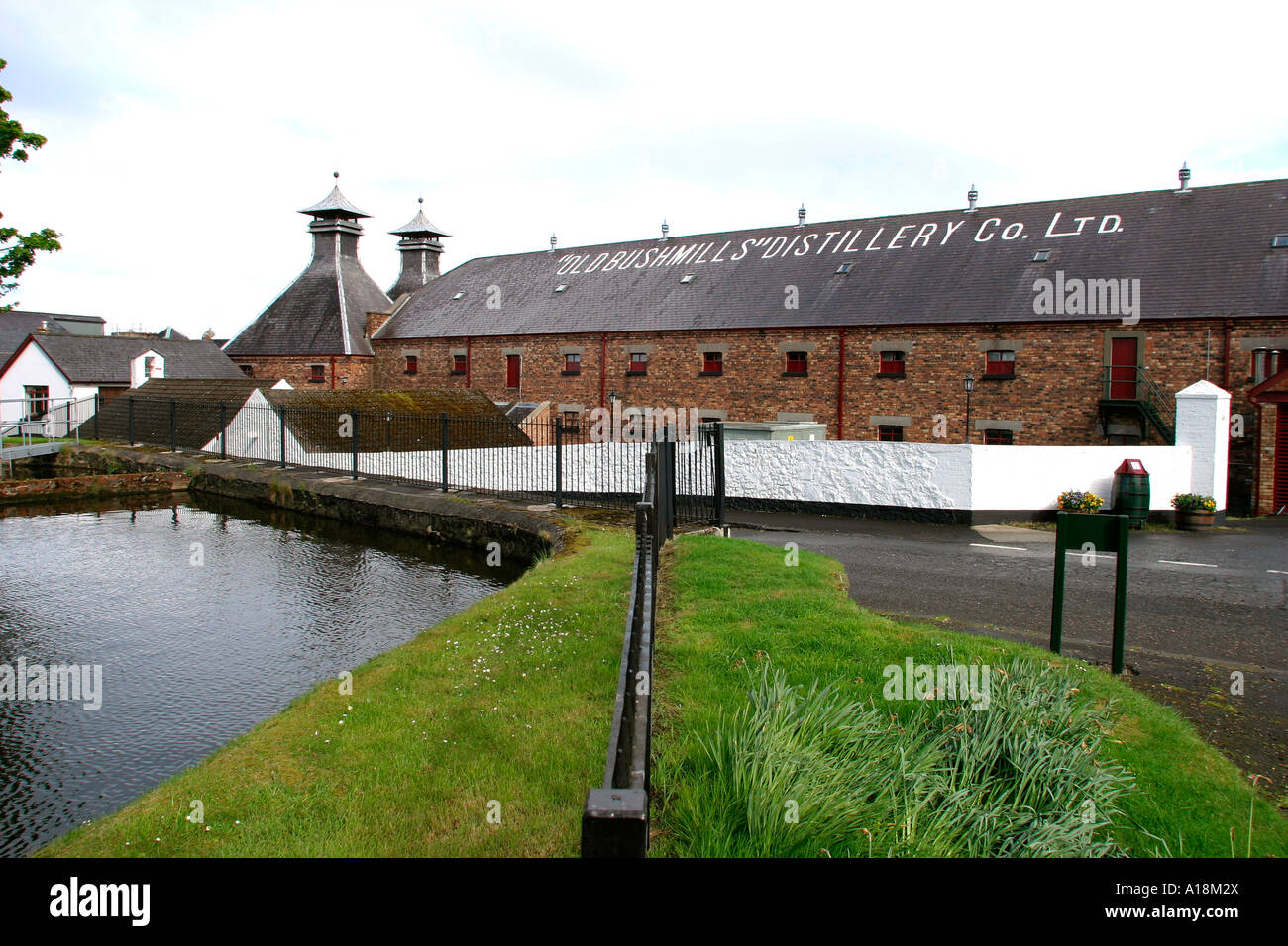 Regno Unito nella contea di Antrim Bushmills Whiskey distillery Foto Stock