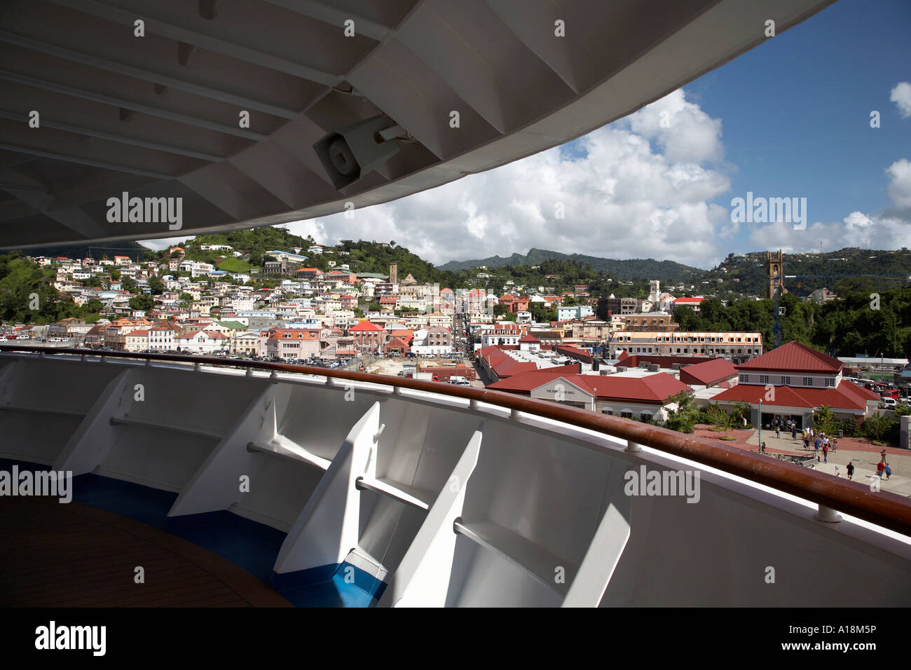 St. george grenada visto dal lungomare ponte di una nave da crociera Foto Stock