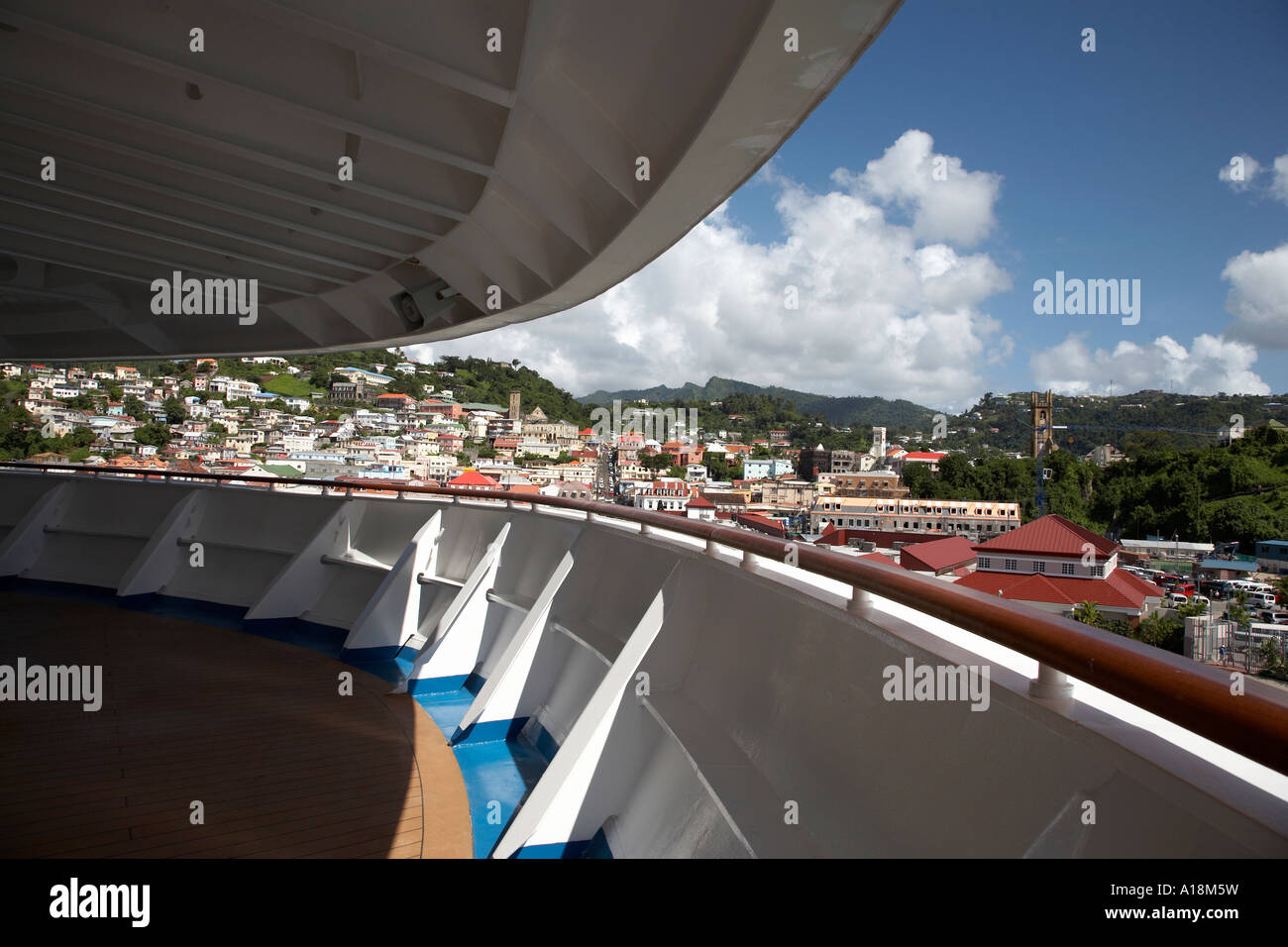 St. george grenada visto dal lungomare ponte di una nave da crociera Foto Stock