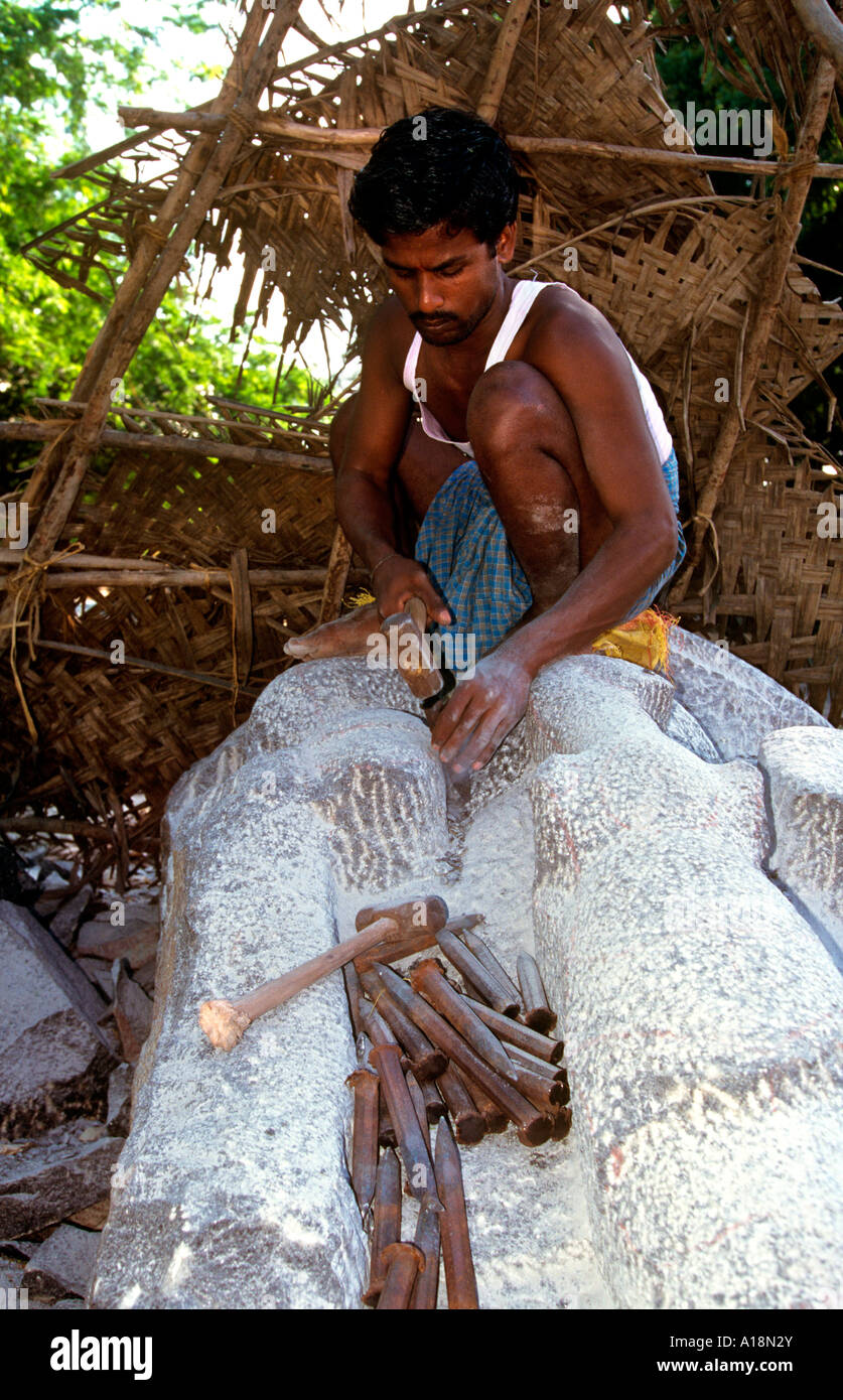 India Tamil Nadu Mahabalipuram artigianato scalpellino al lavoro Foto Stock