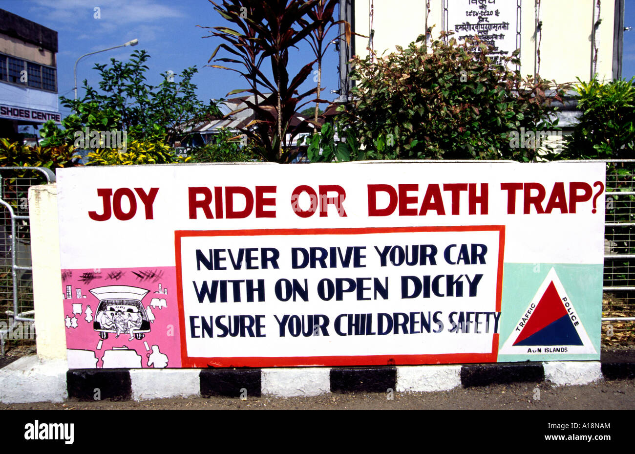 India Andamane del Sud isole di Port Blair la sicurezza stradale gioia ride o morte segno di trap Foto Stock