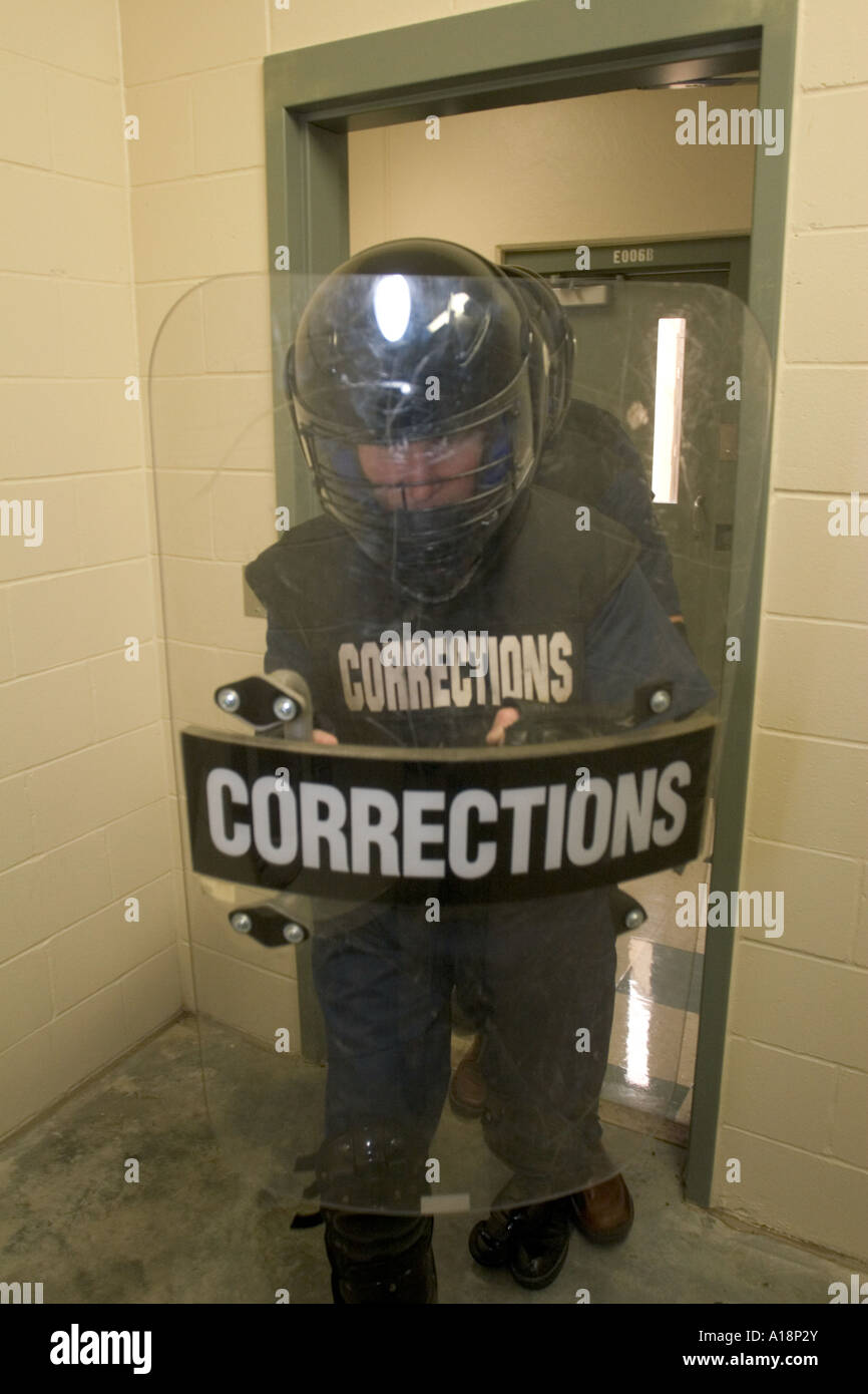 L'estrazione di cella squadra entrando nella cella per gestire unruly detenuto. Prigione di Massima Sicurezza, Nebraska, Stati Uniti d'America. Foto Stock