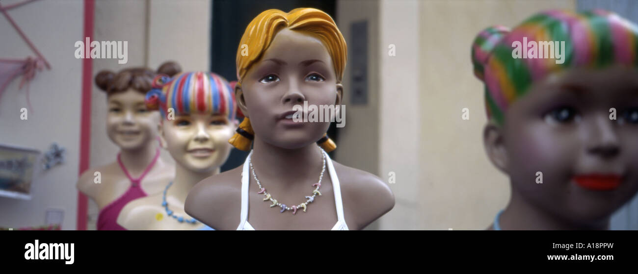 La vita come manichini vestiti dei bambini in Francia in una immagine panoramica Foto Stock