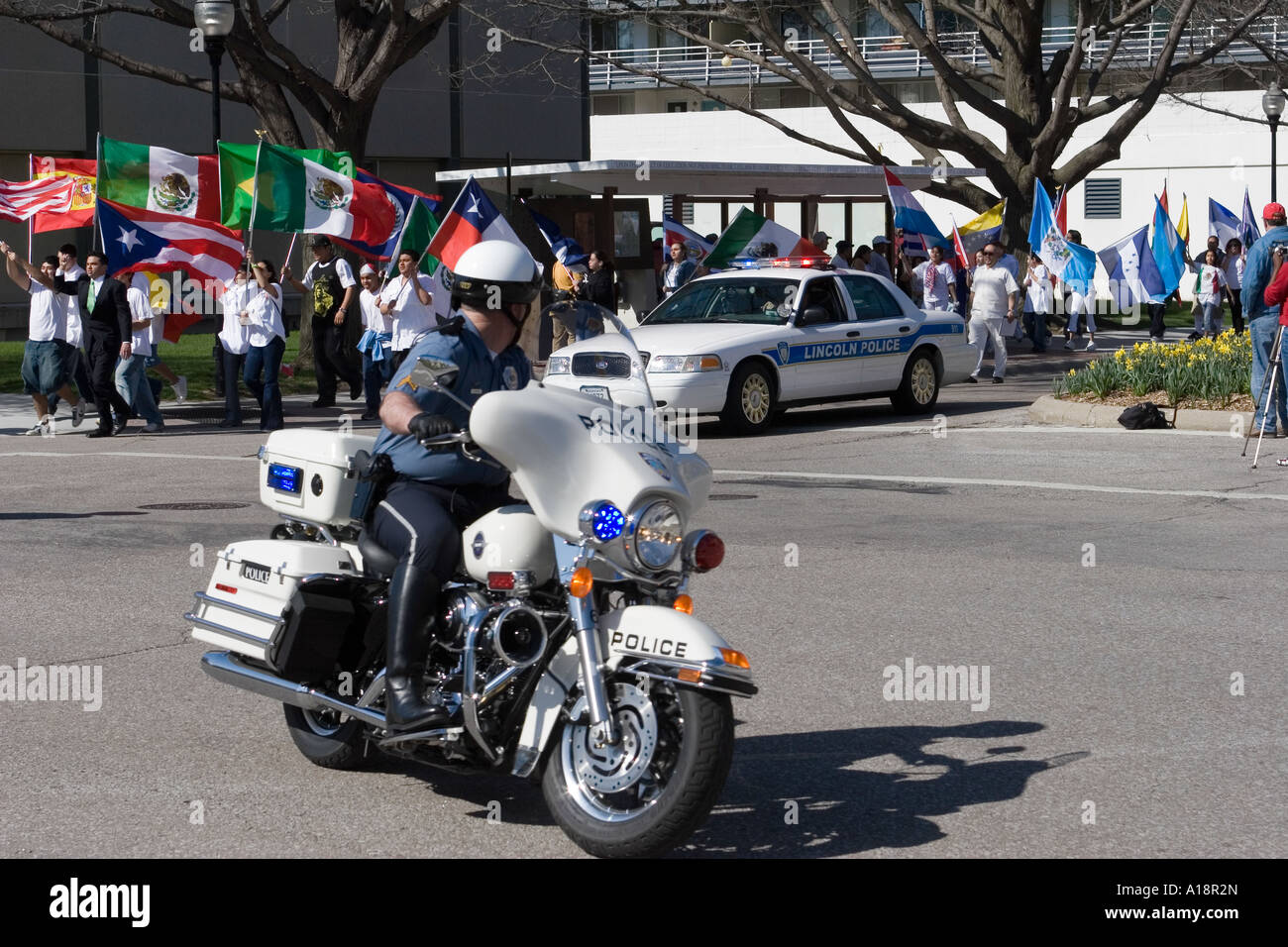Lincoln e la Polizia di Stato del Nebraska Trooper mantenendo la pace ad una manifestazione per i diritti degli immigrati in Lincoln Nebraska Foto Stock