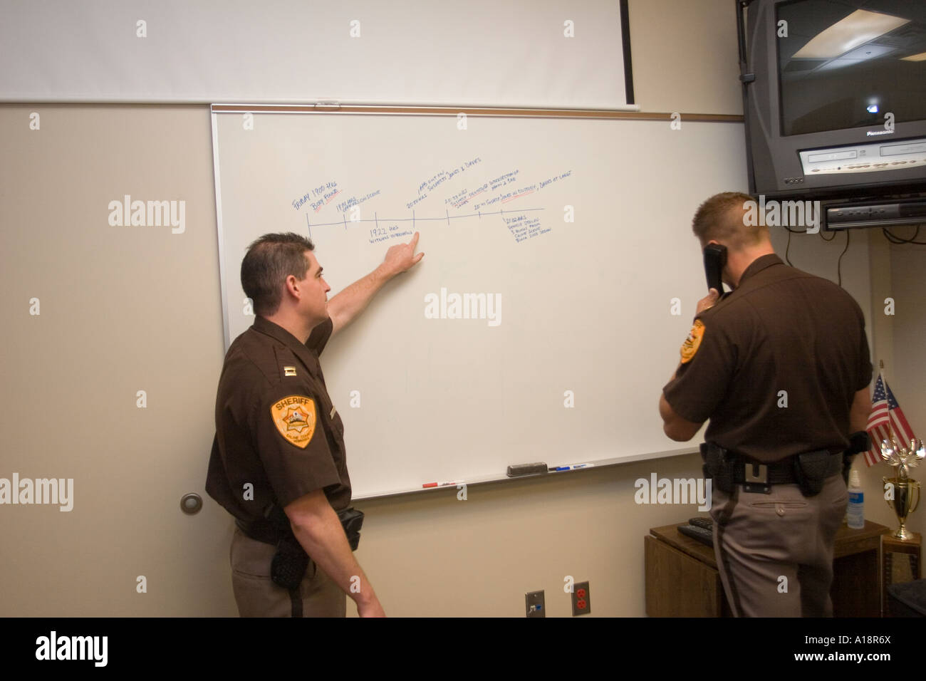 Gli investigatori di capitani e Mulbery Kalkwarf con la soluzione salina County Sheriff s Office studiare una linea di tempo Foto Stock