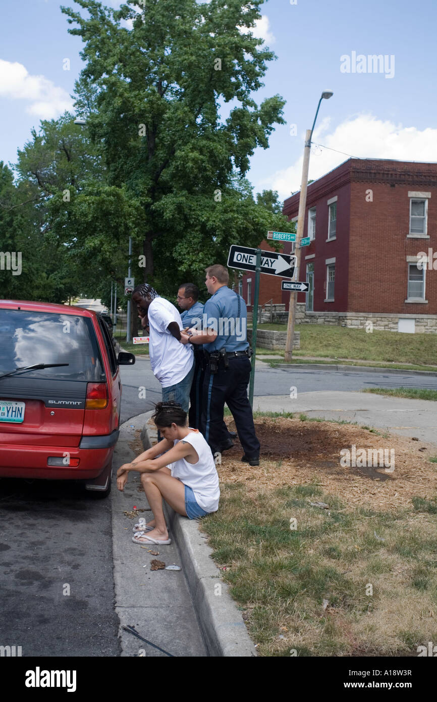 Gli ufficiali di polizia effettuare un arresto dopo l'arresto di un sospetto di veicolo. Kansas City, Stati Uniti d'America. Foto Stock