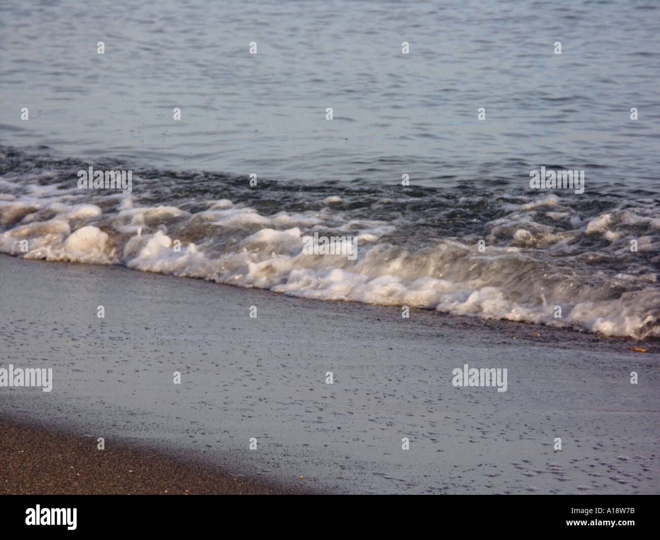 Dolce surf rompe su La Cala Beach Mijas Costa Spagna Spain Foto Stock