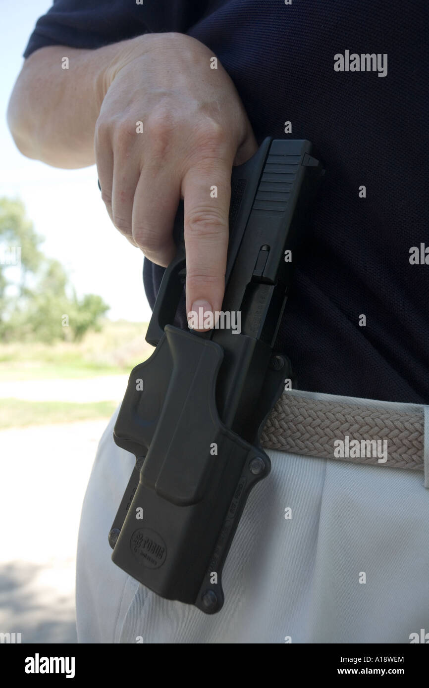 Glock modello 22. .40 calibro in tipo di dispositivo di compressione fondina. Femmina detective plainsclothes. Foto Stock