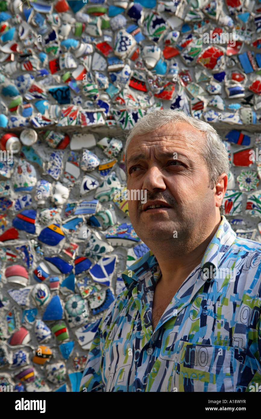 Bagno turco uomo davanti a cocci rotti annegato nel muro. Sultanahmet, Istanbul, Turchia Foto Stock