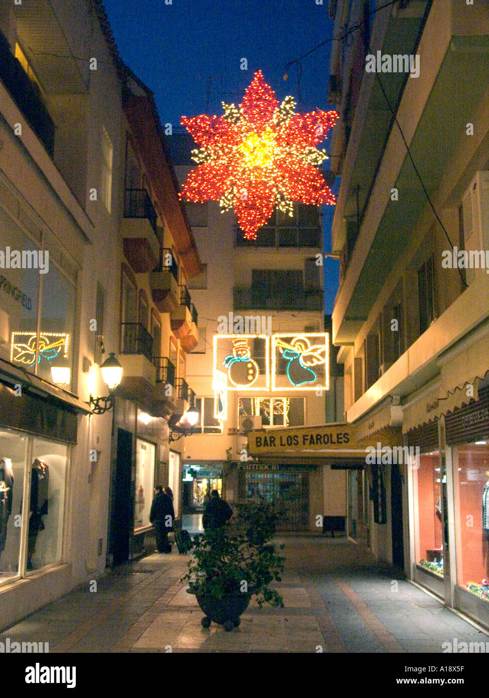 Le luci di Natale in un lato alleato, Fuengirola, Costa del Sol, Andalusia, Spagna, Europa, le luci di Natale un lato alleato Fuengirola Foto Stock