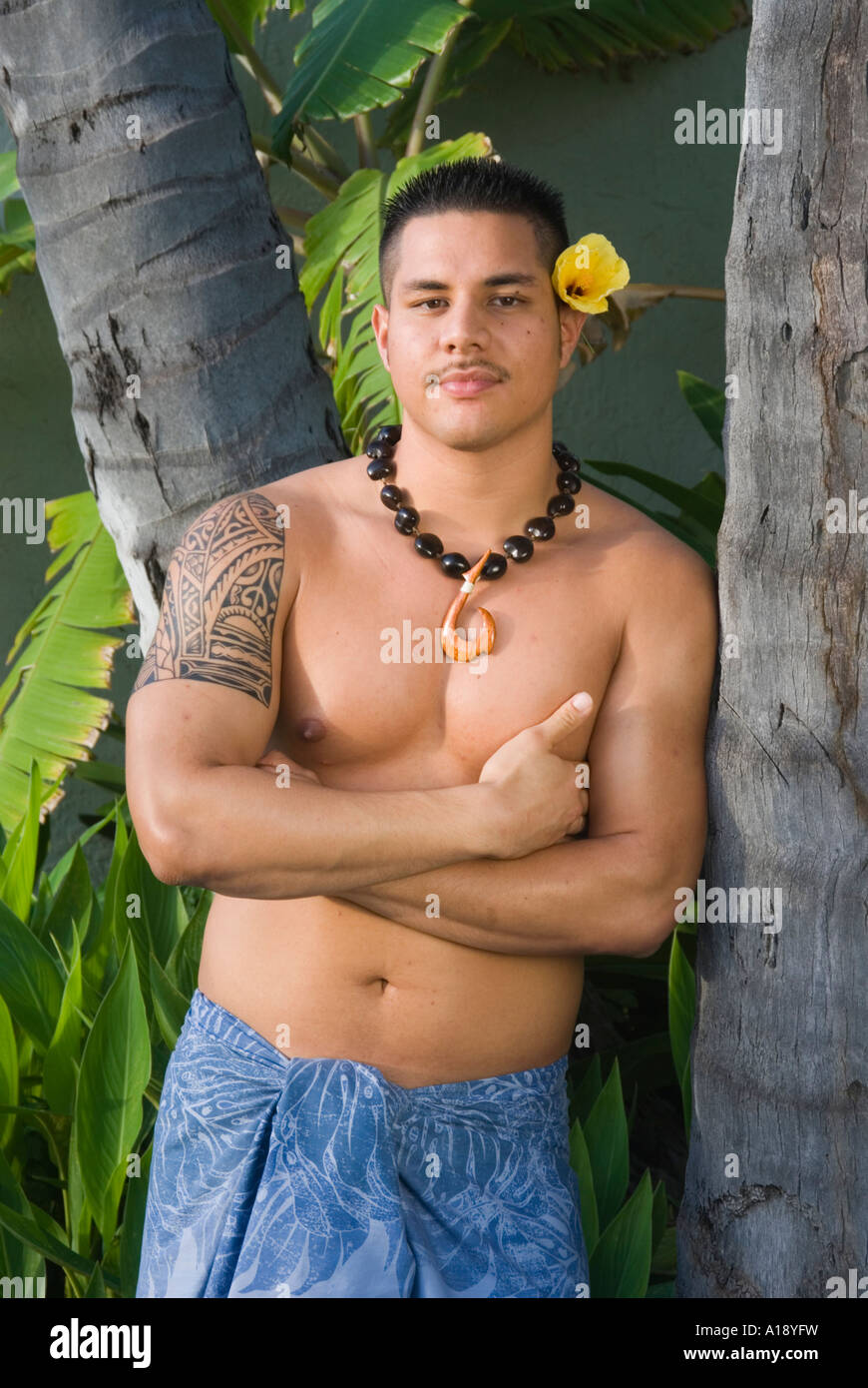 Giovane uomo hawaiano Foto stock - Alamy