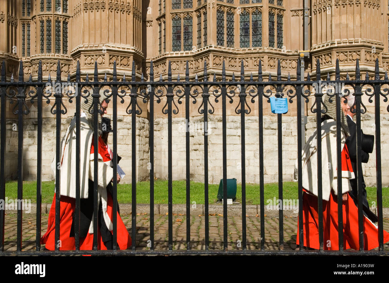 Lord Chancellors Breakfast sistema legale britannico. I giudici dell'alta Corte camminano dall'Abbazia di Westminster alla camera dei Lords Londra Inghilterra Regno Unito anni '2000 Foto Stock