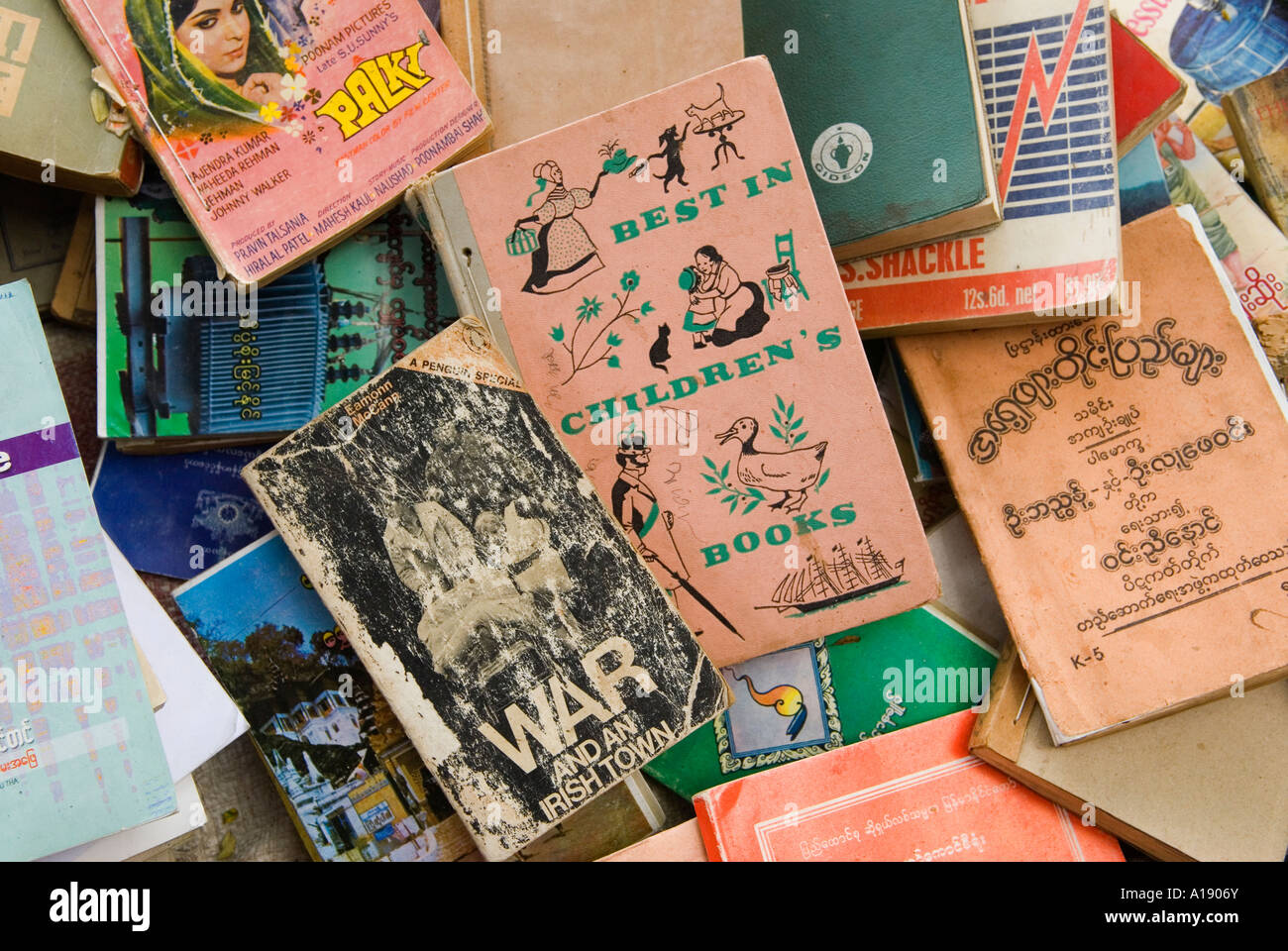 Dettaglio di una collezione di seconda mano libri usati molti in inglese Yangon Myanmar Foto Stock