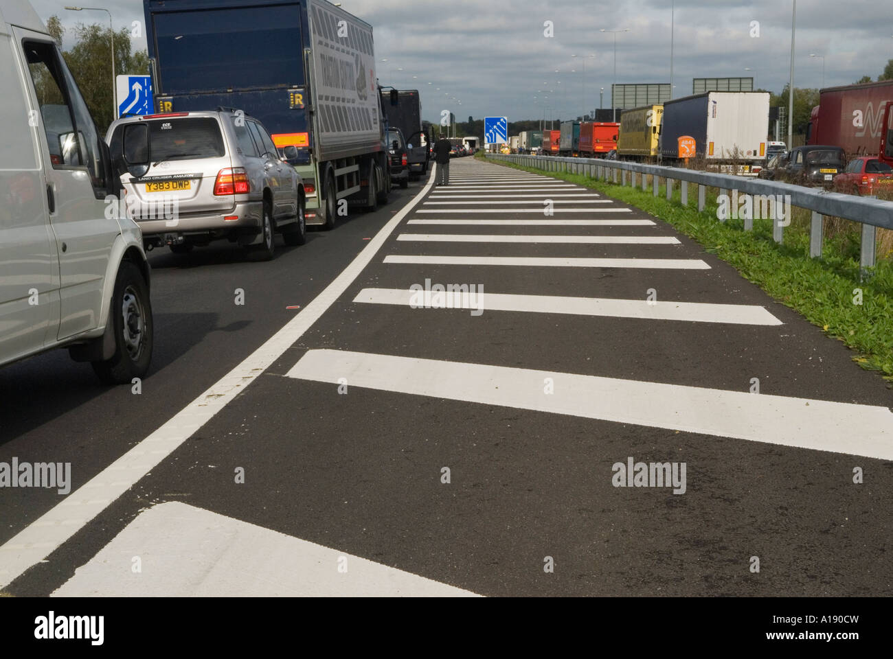 Slip Road traffico autostrada M25 orbitale Londra Inghilterra 2006 2000s Regno Unito HOMER SYKES Foto Stock