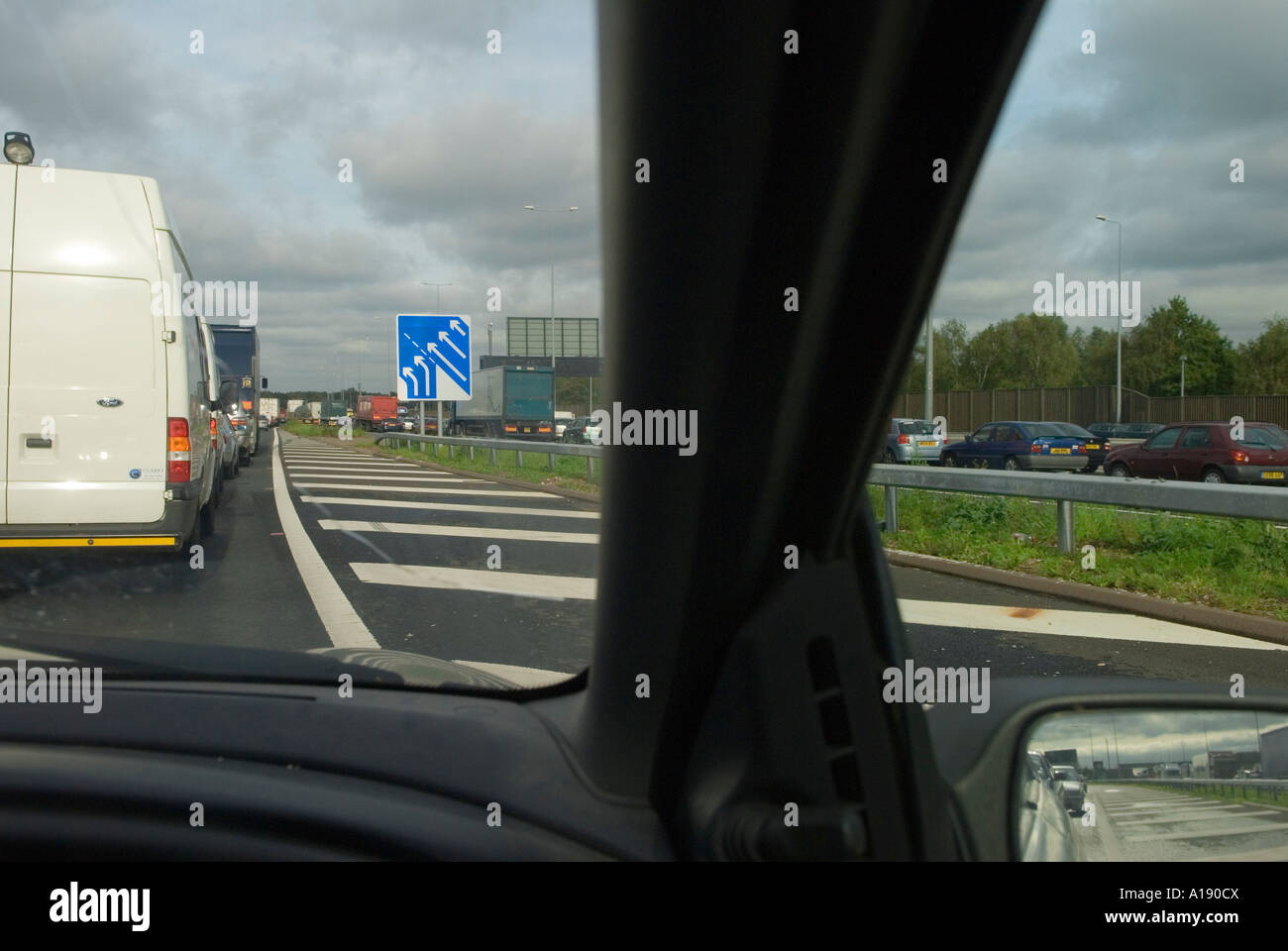 Slip Road traffico autostrada M25 orbitale Londra Inghilterra 2006 2000s Regno Unito HOMER SYKES Foto Stock Slip Road traffico autostrada M25 orbitale Londra Inghilterra 2006 2000s Regno Unito HOMER SYKES Foto Stock