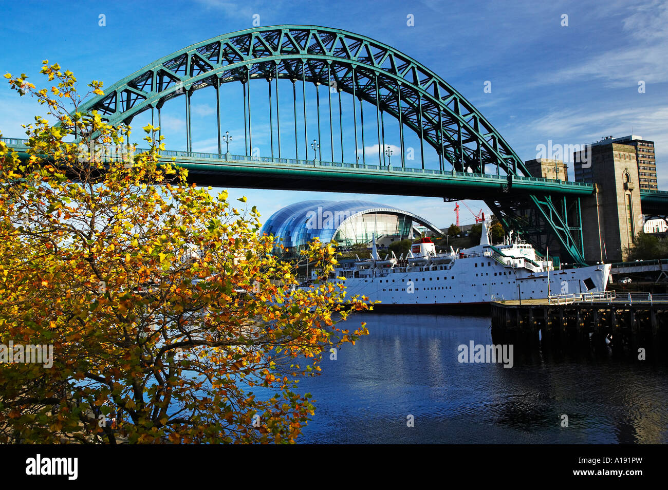 Autunno a Tyne Bridge Newcastle upon Tyne con la salvia Music Center in background Foto Stock
