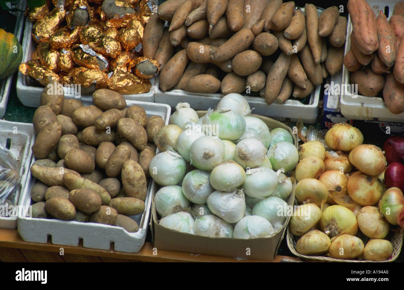 Verdure in cesti a mercati di prodotti Foto Stock