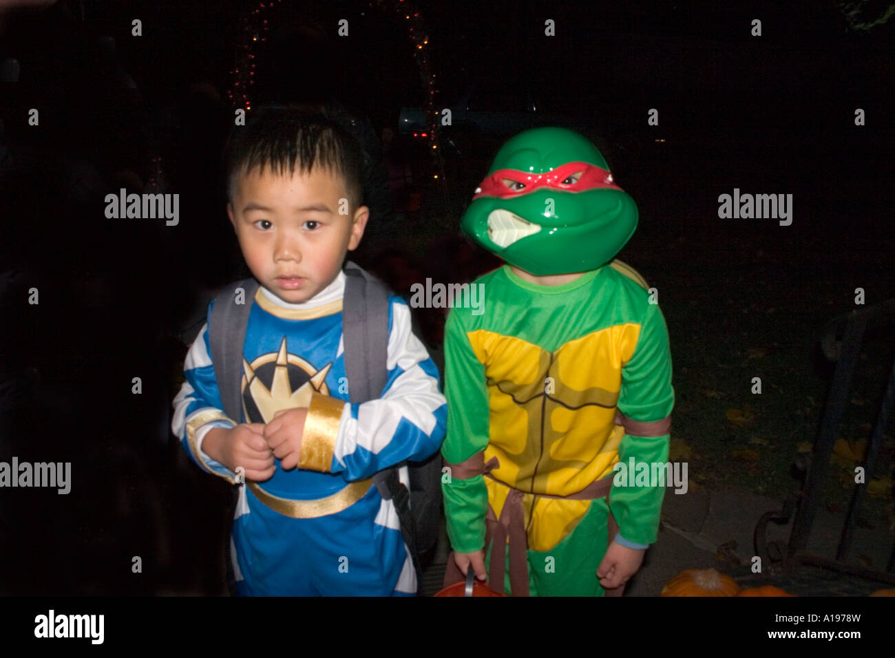Halloween Teenage Mutant Ninja Turtle e Power Ranger ragazzi asiatici trucco  e treaters età 5. St Paul Minnesota MN USA Foto stock - Alamy